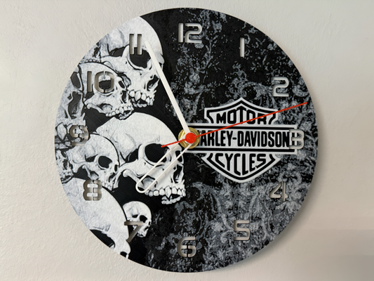 "Harley Davidson Skull Edition Wanduhr 🕰️ im Design des legendären Biker-Brands 💀, perfekt für Motorrad-Fans 🏍️ und als einzigartiges Geschenk 🎁 für Harley-Fans."