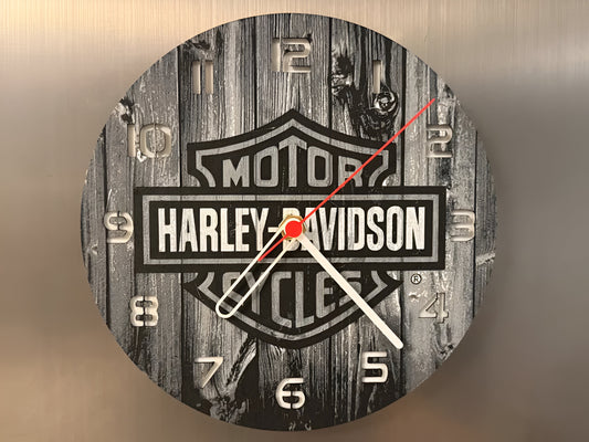 "Harley Davidson Edition Wanduhr 🕰️ im Design der legendären Marke 🏍️, ideal für Biker und als cooles Geschenk 🎁 für Harley Davidson-Liebhaber."