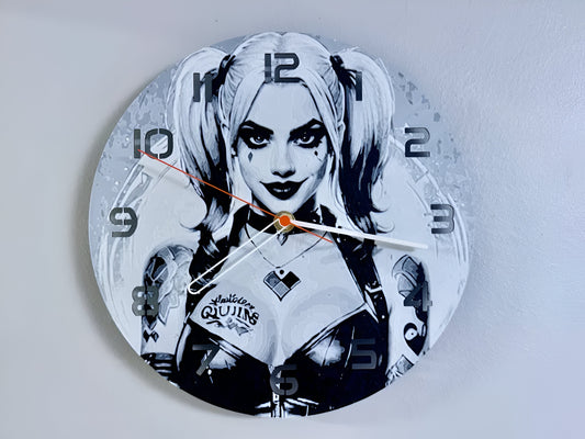 "Harley Quinn Edition Wanduhr 🕰️ im Design der ikonischen DC-Heldenfigur 🃏, perfekt für Comic-Fans und als humorvolles Geschenk 🎁 für Harley Quinn-Anhänger."