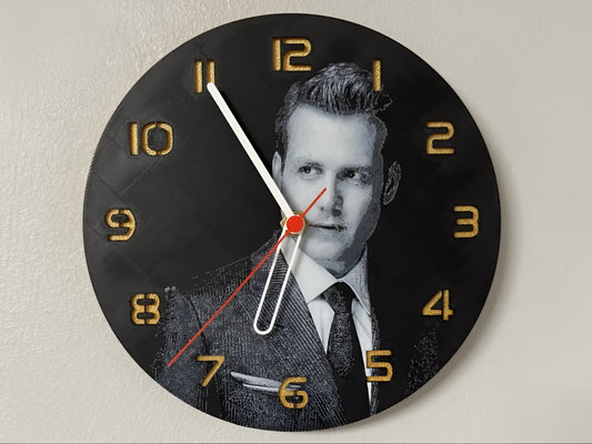 "Harvey Specter Edition Wanduhr 🕰️ mit Design des charismatischen Anwalts ⚖️, perfekt für Fans der Serie und als einzigartiges Geschenk 🎁 für Harvey Specter-Liebhaber."