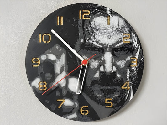 "John Wick Edition Wanduhr 🕰️ mit Design des ikonischen Actionhelden 🕵️‍♂️, ideal für John Wick-Fans und als kraftvolles Geschenk 🎁 für Liebhaber von Actionfilmen."