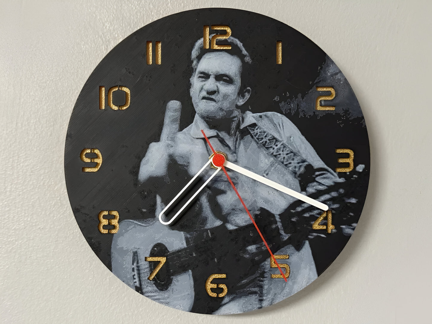 "Johnny Cash Edition Wanduhr 🕰️ im Design des legendären Musikers 🎸, perfekt für Musikliebhaber 🎶 und als einzigartiges Geschenk 🎁 für Johnny Cash-Fans."