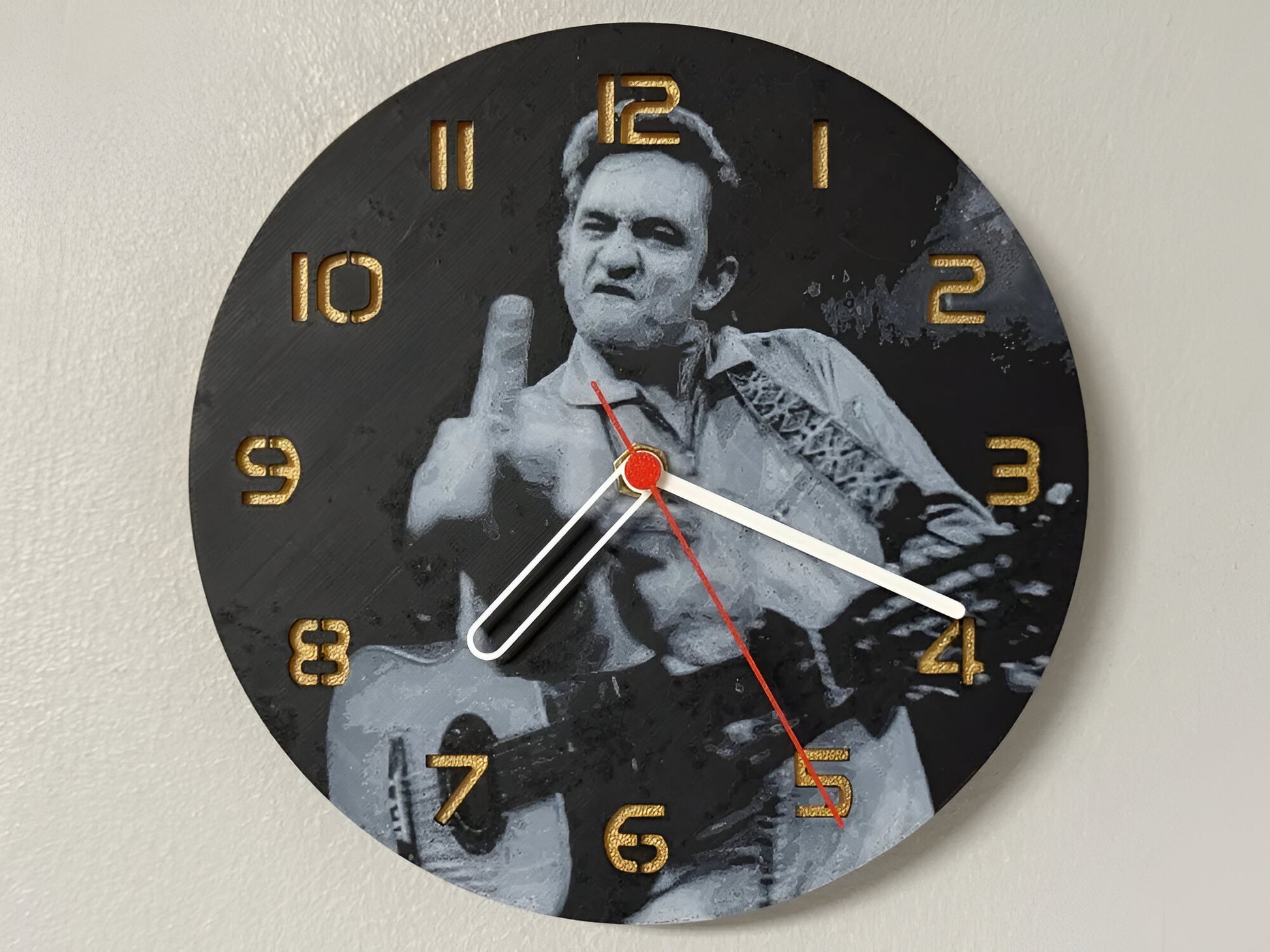 "Johnny Cash Edition Wanduhr 🕰️ im Design des legendären Musikers 🎸, perfekt für Musikliebhaber 🎶 und als einzigartiges Geschenk 🎁 für Johnny Cash-Fans."