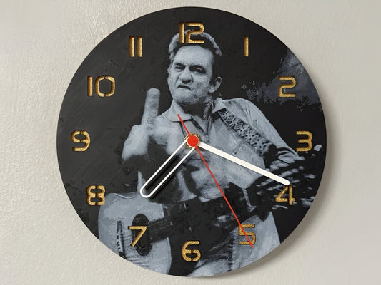 "Johnny Cash Edition Wanduhr 🕰️ im Design des legendären Musikers 🎸, perfekt für Musikliebhaber 🎶 und als einzigartiges Geschenk 🎁 für Johnny Cash-Fans."