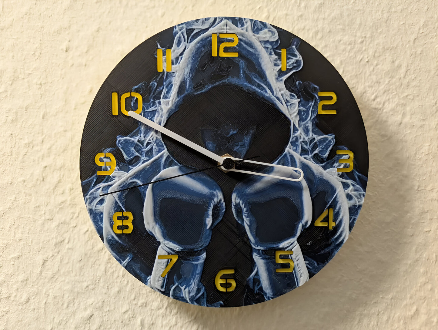 "Kämpfer Edition Wanduhr 🕰️ im Design eines kraftvollen Kämpfers 🥋, perfekt für Fans von Kampfsportarten und als einzigartiges Geschenk 🎁 für Liebhaber von Stärke und Entschlossenheit."