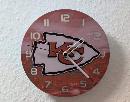 "Kansas City Chiefs Edition Wanduhr 🕰️ im Design des legendären NFL-Teams 🏈, perfekt für Fans der Chiefs und als kraftvolles Geschenk 🎁 für Football-Liebhaber."