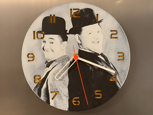 "Laurel & Hardy Edition Wanduhr 🕰️ mit Design der Comedy-Legenden 🤡, perfekt für Fans der klassischen Filme 🎬 und als humorvolles Geschenk 🎁 für Filmliebhaber."