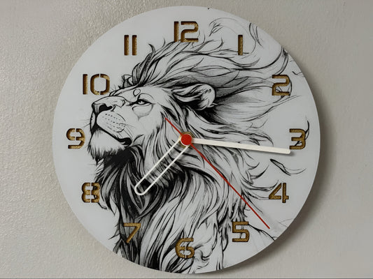 "Löwe im Wind Edition Wanduhr 🕰️ mit majestätischem Löwen-Design 🦁, ideal für Naturfreunde 🌿 und als kraftvolles Geschenk 🎁 für Löwenliebhaber."