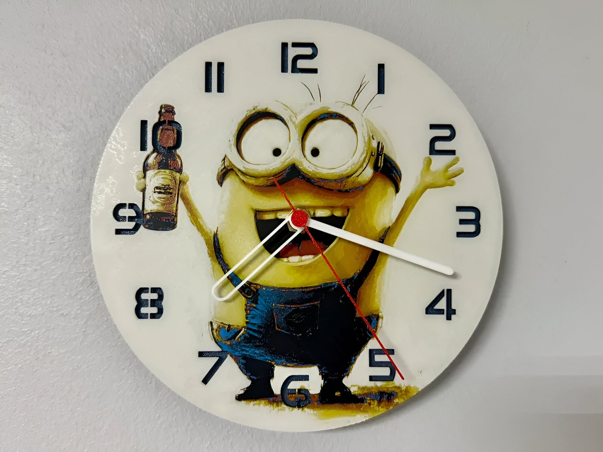 "Minion Edition Wanduhr 🕰️ mit Design der lustigen Minions 🤪, perfekt für Fans der Filme 🎬 und als humorvolles Geschenk 🎁 für Minion-Liebhaber."