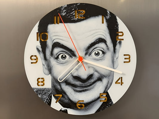 "Mr. Bean Edition Wanduhr 🕰️ mit Design des humorvollen Charakters 🧸, ideal für Fans der Serie und als humorvolles Geschenk 🎁 für Mr. Bean-Liebhaber."