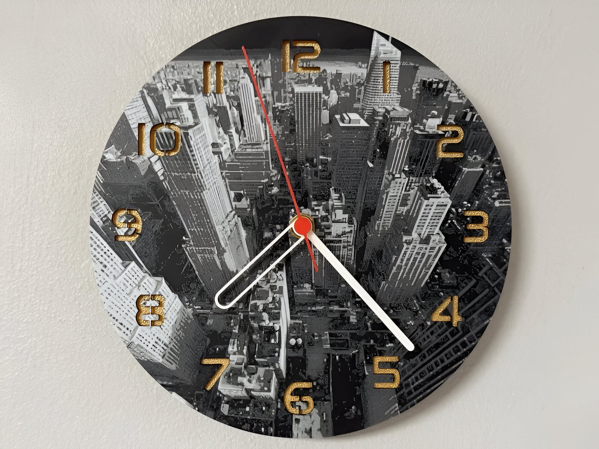 "New York Edition Wanduhr 🕰️ im Design der legendären Stadt 🌆, ideal für New York-Fans und als einzigartiges Geschenk 🎁 für Liebhaber der urbanen Kultur."