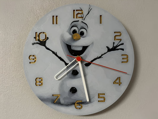 "Olaf Edition Wanduhr 🕰️ mit Design des lustigen Schneemanns ❄️⛄, ideal für Disney-Fans und als bezauberndes Geschenk 🎁 für Olaf-Liebhaber."