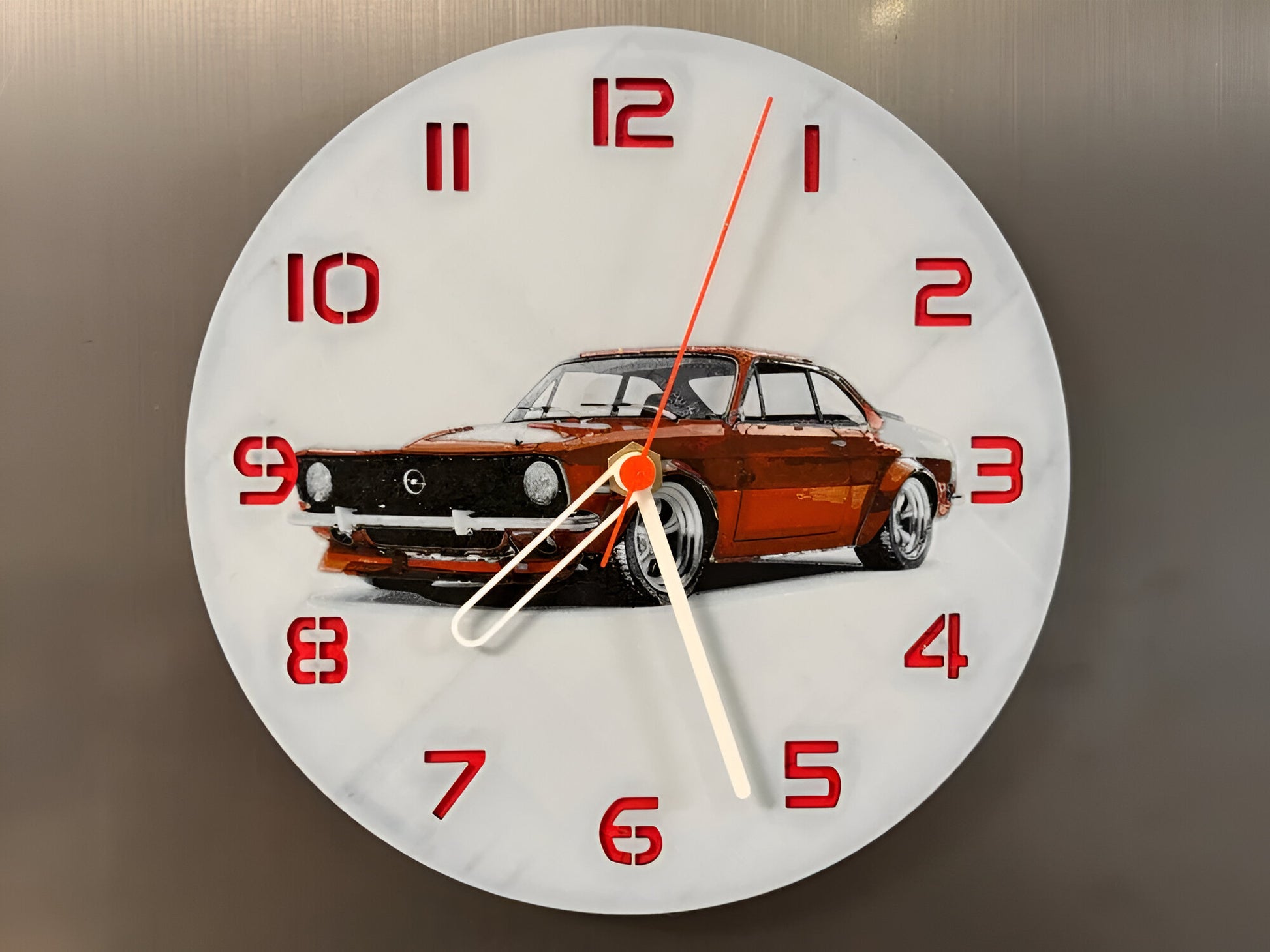 "Opel Kadett C Edition Wanduhr 🕰️ im Design des klassischen Opel Kadett C 🚗, perfekt für Auto-Fans 🚙 und als einzigartiges Geschenk 🎁 für Liebhaber von Oldtimern."