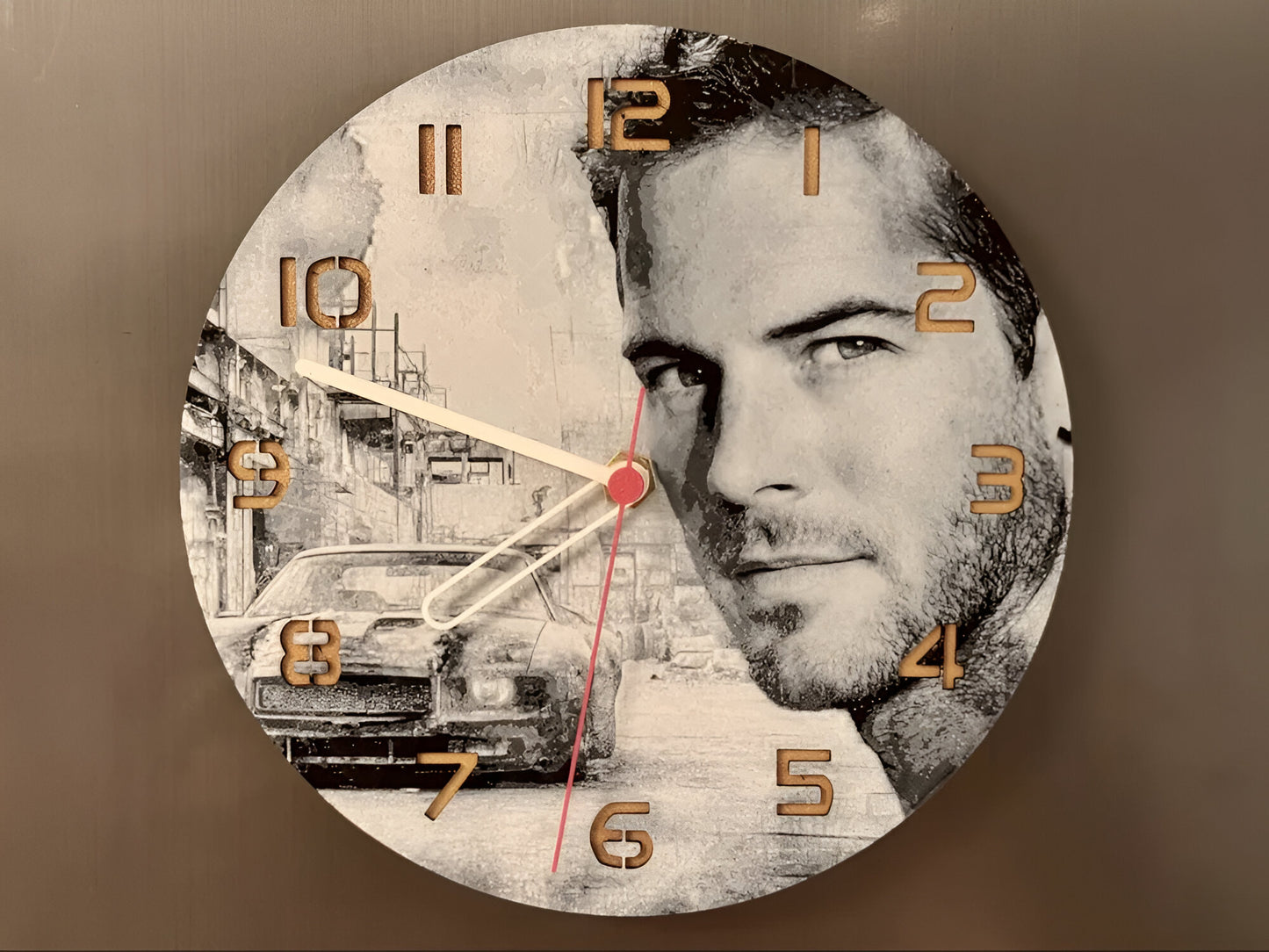 "Paul Walker Edition Wanduhr 🕰️ im Design des legendären Schauspielers 🎬, perfekt für Fast & Furious-Fans 🚗 und als exklusives Geschenk 🎁 für Paul Walker-Liebhaber."