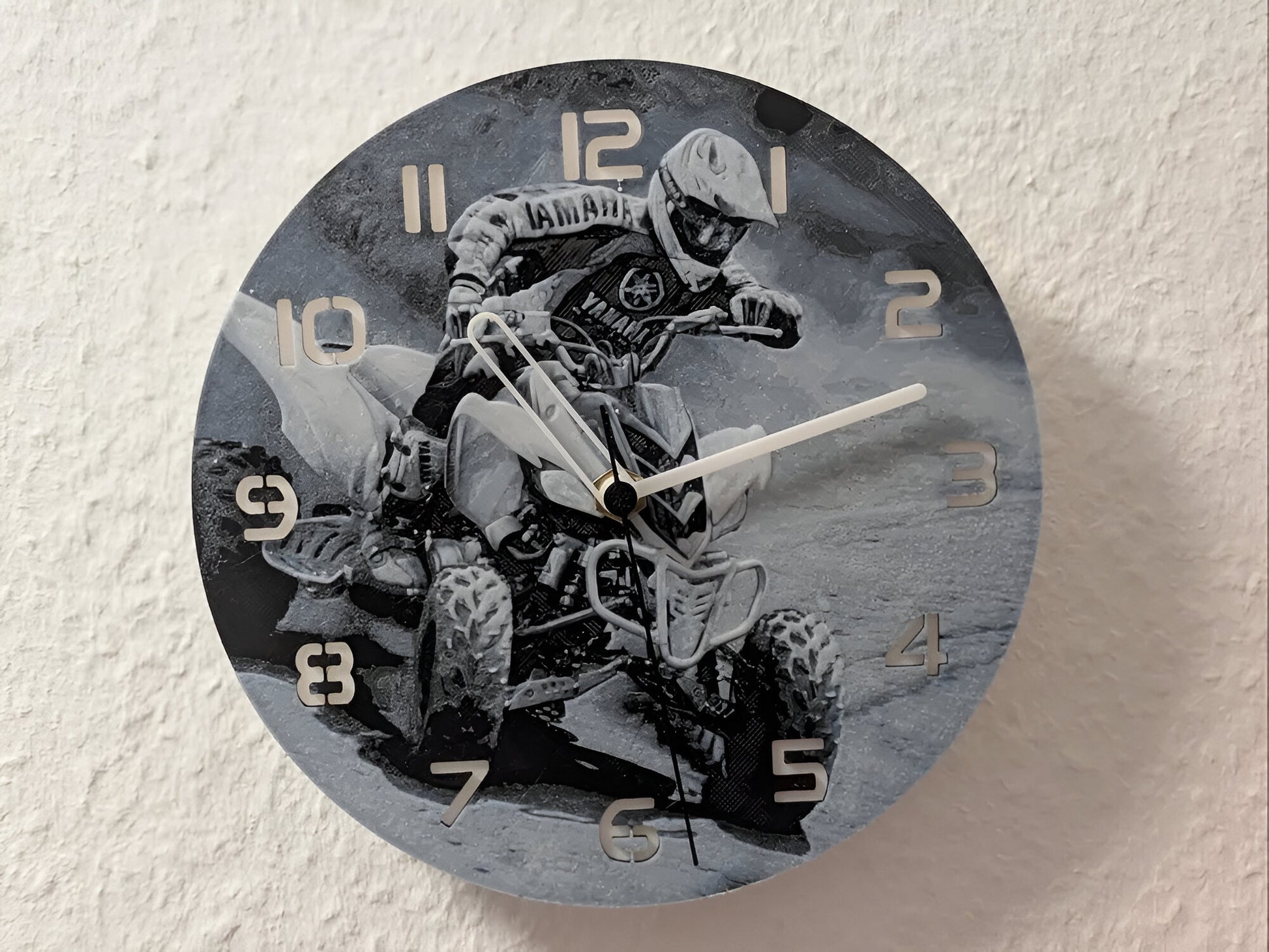 "Quad Edition Wanduhr 🕰️ im Design des Offroad-Motorsports 🏍️, ideal für Quad-Fans und als einzigartiges Geschenk 🎁 für Liebhaber des Offroad-Abenteuers."