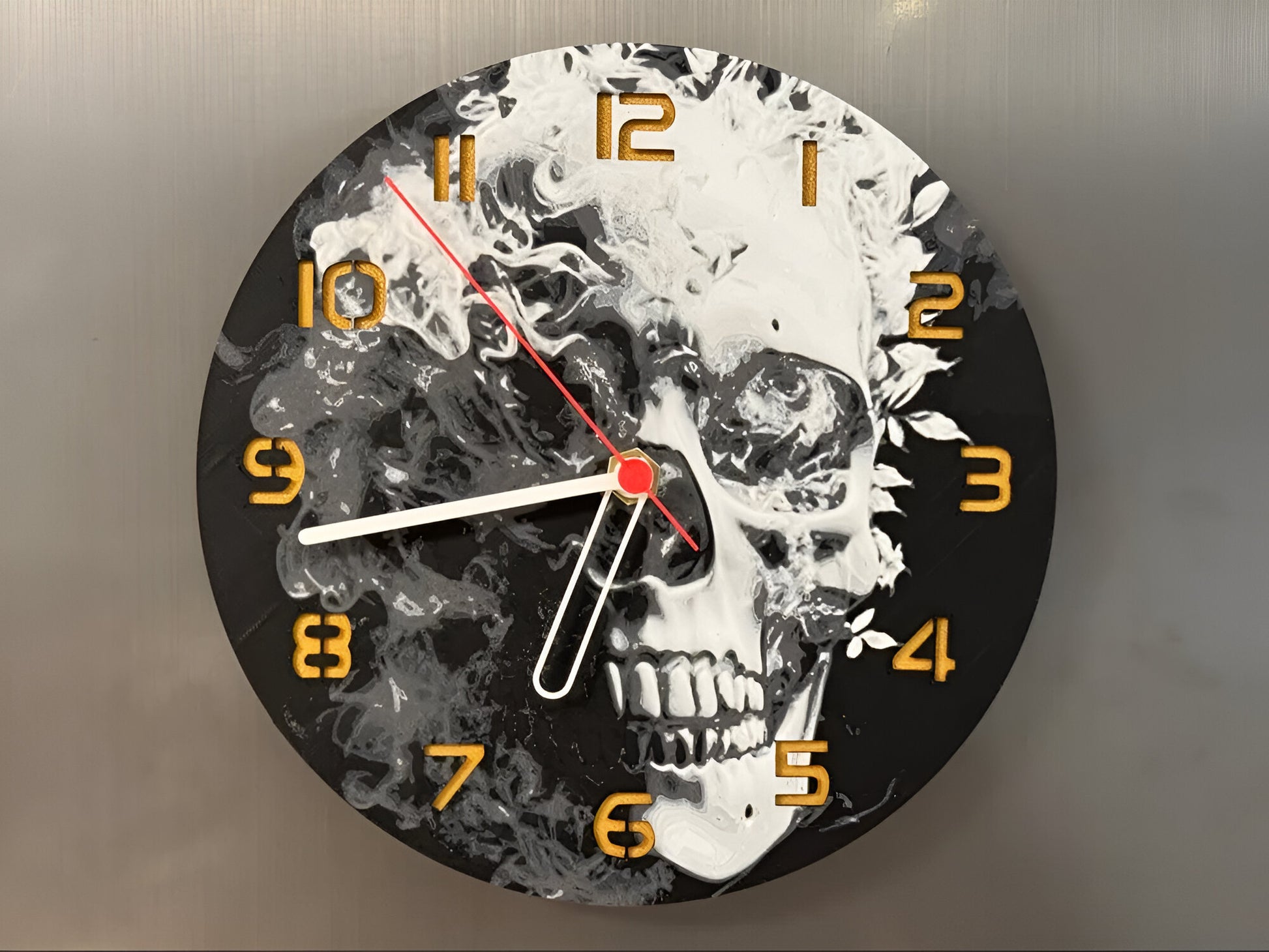 "Skull Edition Wanduhr 🕰️ mit dramatischem Totenkopf-Design 💀, ideal für Fans düsterer Ästhetik 🖤 und als kraftvolles Geschenk 🎁 für Liebhaber des Makabren."