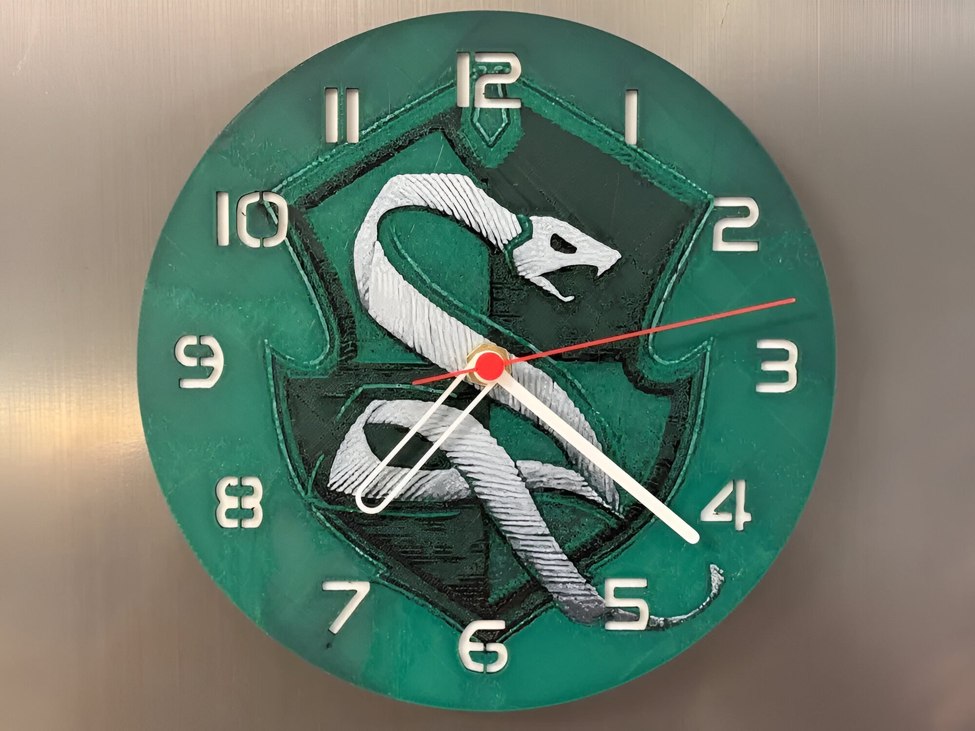 "Slytherin Edition Wanduhr 🕰️ im Design des Slytherin-Hauses 🐍, ideal für Harry Potter-Fans und als einzigartiges Geschenk 🎁 für Slytherin-Anhänger."