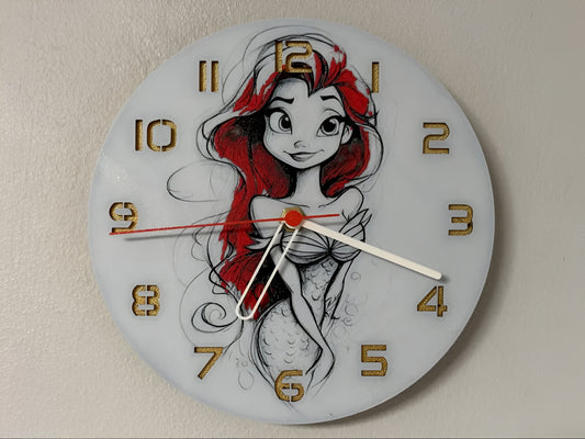 "The Little Mermaid Edition Wanduhr 🕰️ mit Design von Arielle 🧜‍♀️, perfekt für Disney-Fans 🌊 und als bezauberndes Geschenk 🎁 für Meerjungfrauen-Liebhaber."