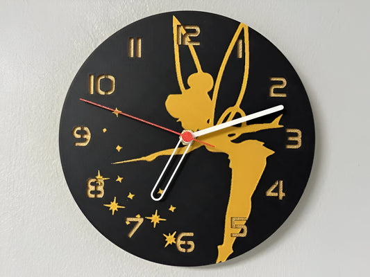 "Tinkerbell Edition Wanduhr 🕰️ mit Design der magischen Fee 🧚‍♀️, ideal für Disney-Fans 🌟 und als bezauberndes Geschenk 🎁 für Tinkerbell-Anhänger."