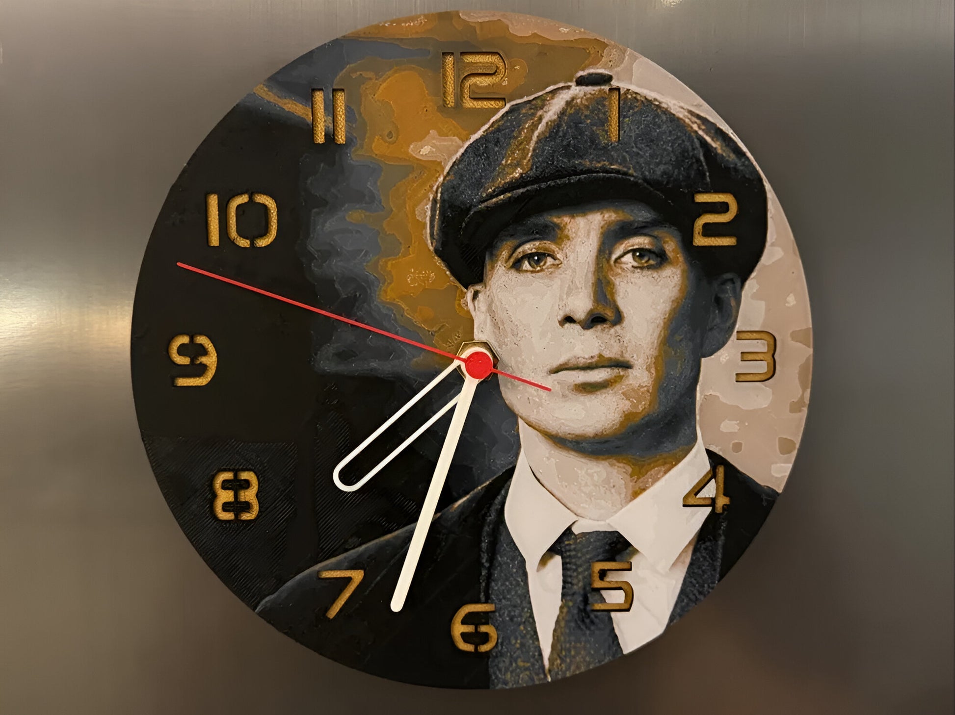 "Tommy Shelby Edition Wanduhr 🕰️ im Design des ikonischen Charakters 🕴️ aus Peaky Blinders, perfekt für Fans der Serie 🎬 und als kraftvolles Geschenk 🎁."