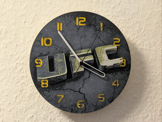 "UFC Edition Wanduhr 🕰️ im Design des ultimativen Kampfsports 🥊, perfekt für MMA-Fans und als kraftvolles Geschenk 🎁 für Anhänger der UFC."