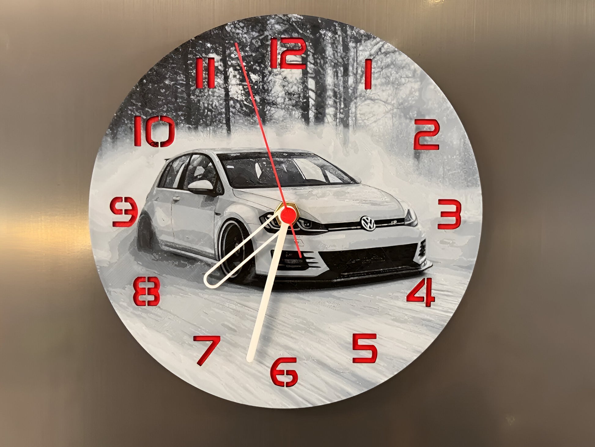 "VW GTI Edition Wanduhr 🕰️ im Design des ikonischen Sportwagens 🚗, perfekt für Auto-Fans und als exklusives Geschenk 🎁 für Liebhaber von Volkswagen und sportlichen Fahrzeugen."