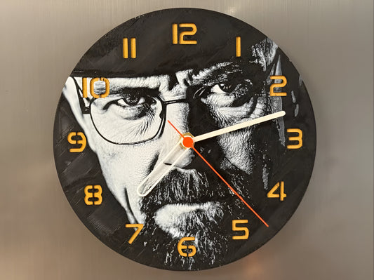 "Walter White Edition Wanduhr 🕰️ mit Design des legendären Heisenberg 🧪, perfekt für Breaking Bad-Fans 🎬 und als kraftvolles Geschenk 🎁 für Walter White-Liebhaber."