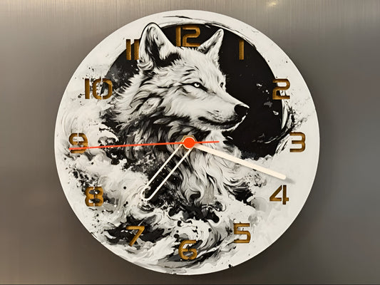 "Wolf in Wave Edition Wanduhr 🕰️ mit Design eines Wolfs in der Welle 🌊, perfekt für Natur- und Tierfreunde 🐺 und als einzigartiges Geschenk 🎁 für Wildtier-Liebhaber."