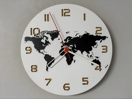 "Worldmap Edition Wanduhr 🕰️ mit Design einer Weltkarte 🌍, perfekt für Weltenbummler 🧳 und als einzigartiges Geschenk 🎁 für Reisefreunde."