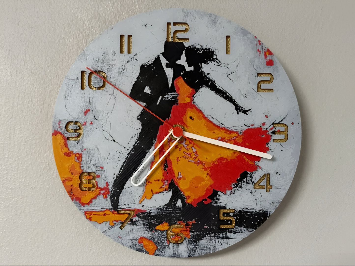 "Dancing Couple Edition Wanduhr 🕰️ mit Design eines tanzenden Paares 💃🕺, perfekt für Tanzliebhaber und als romantisches Geschenk 🎁 für Tanzfreunde."