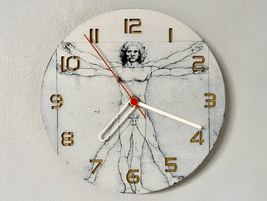 "Homo Vitruvianus Edition Wanduhr 🕰️ mit Design von Da Vincis berühmtem Bild 🧑‍🎨, ideal für Kunstliebhaber 🎨 und als einzigartiges Geschenk 🎁 für Philosophie-Fans."