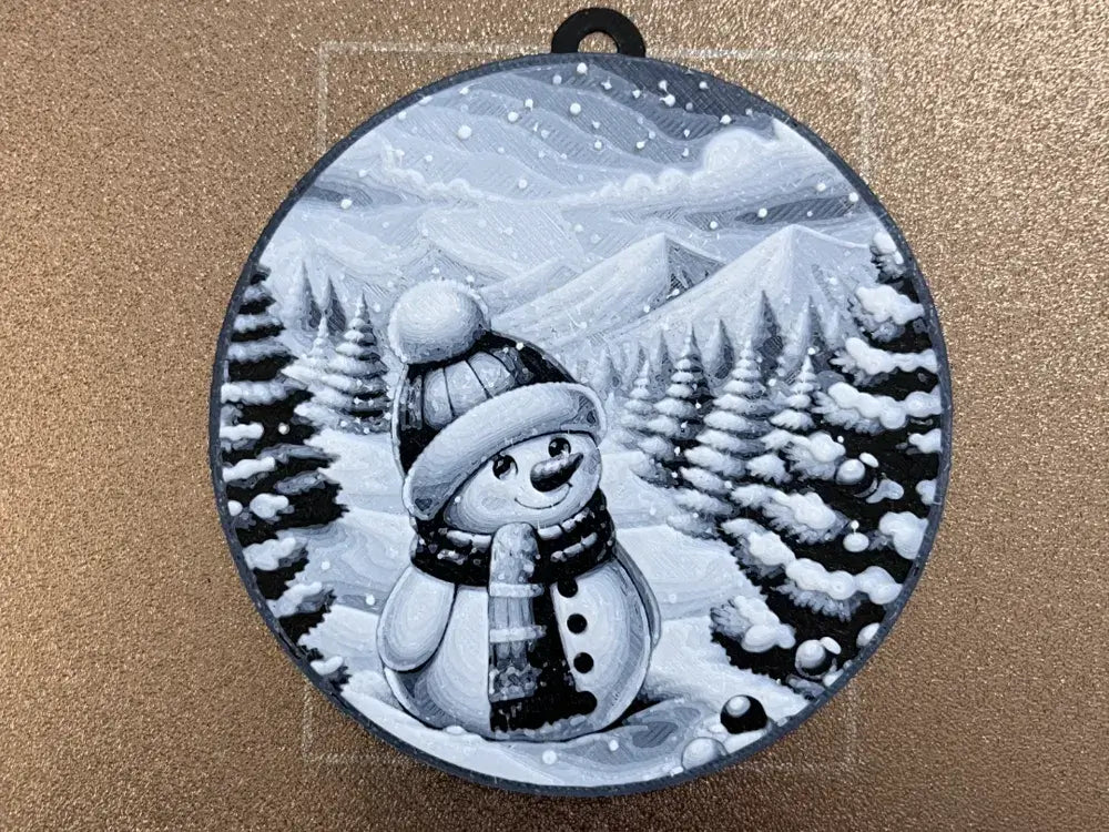 3D Schneemann Weihnachtsanhänger mit Winterlandschaft, ideal für den Christbaum, sauber gedruckt und emotional ansprechend.