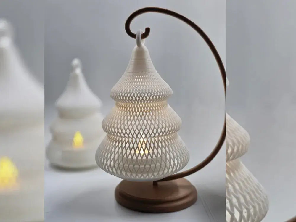 Weihnachtsbaum Teelichthalter Edition mit Baumform und Durchlichtstruktur, funktional und stabil für klare Lichtwirkung.