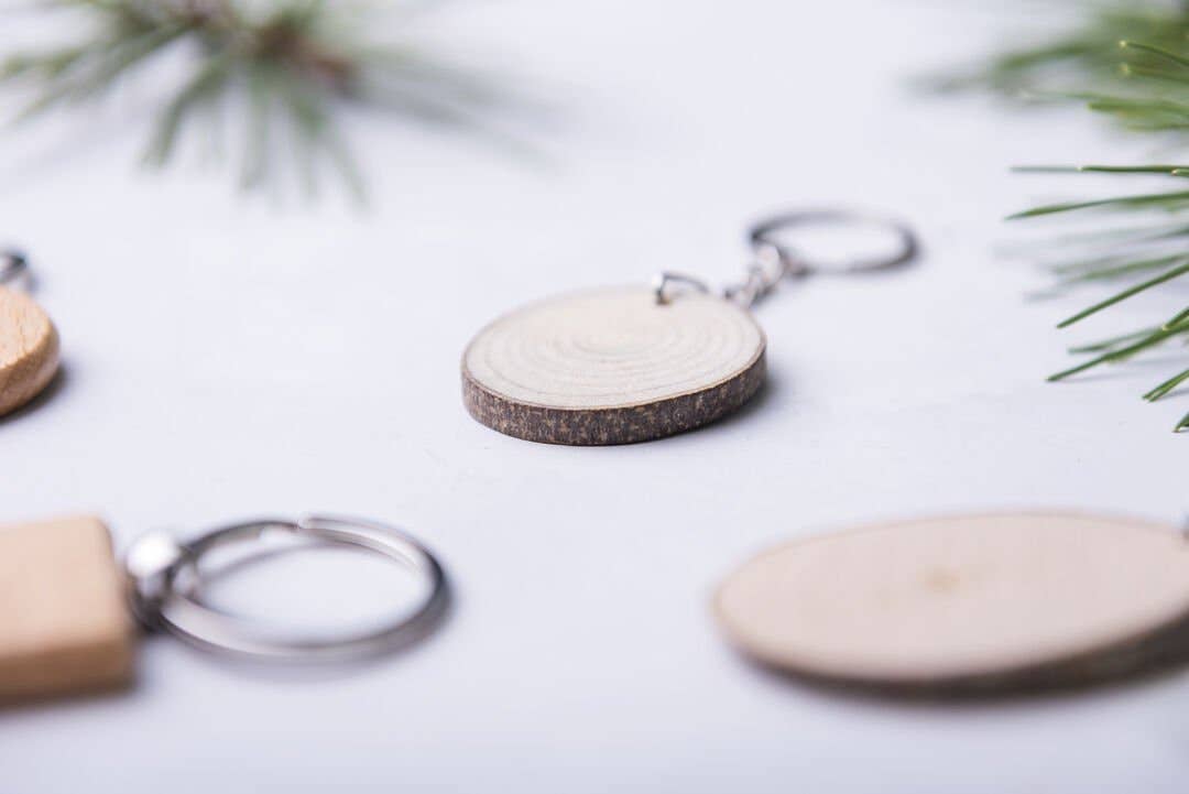 Schlüsselanhänger aus Buchenholz – rund oder oval, mit Lasergravur
