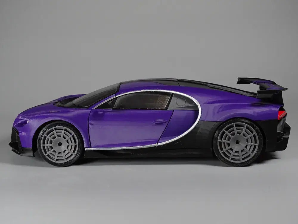 RC Bugatti Chiron Pur Sport Karosserie (Show Edition) in lila, Seiteansicht. Perfektes Modell für Hypercar-Enthusiasten.