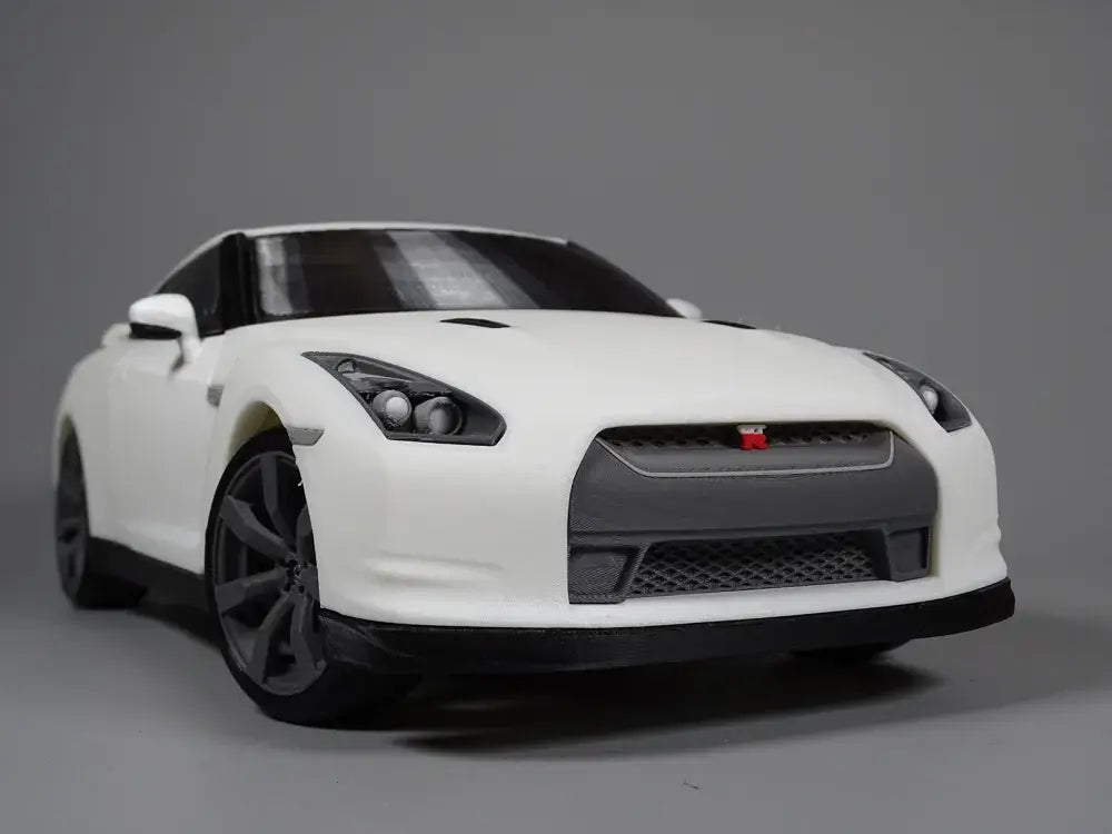 Nissan GT-R R35 Performance Edition Modell mit RC McLaren 720S Karosserie DRS Edition in detailgetreuer Darstellung.
