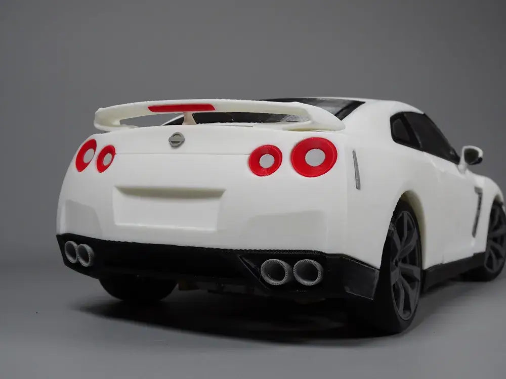 Nissan GT-R R35 Performance Edition Modell im Detail, hervorgehoben mit RC McLaren 720S Karosserie DRS Edition.