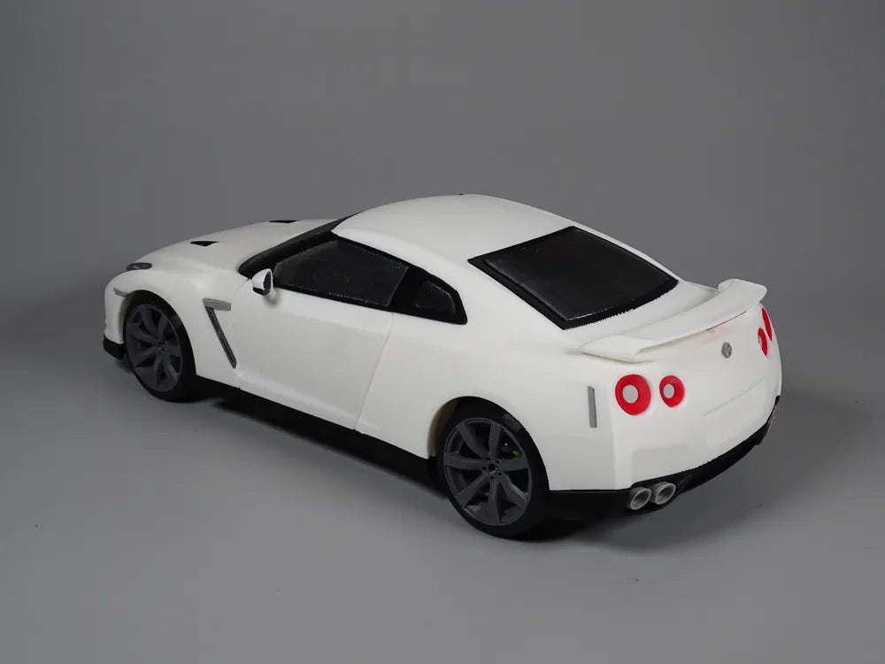 Nissan GT-R R35 Performance Edition Modell mit RC McLaren 720S Karosserie DRS Edition im Fokus.