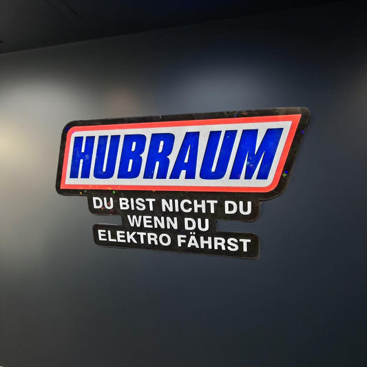 Humorvolles 3D-Bild „Hubraum statt Elektro“ – für Tuning- & Auto-Fans