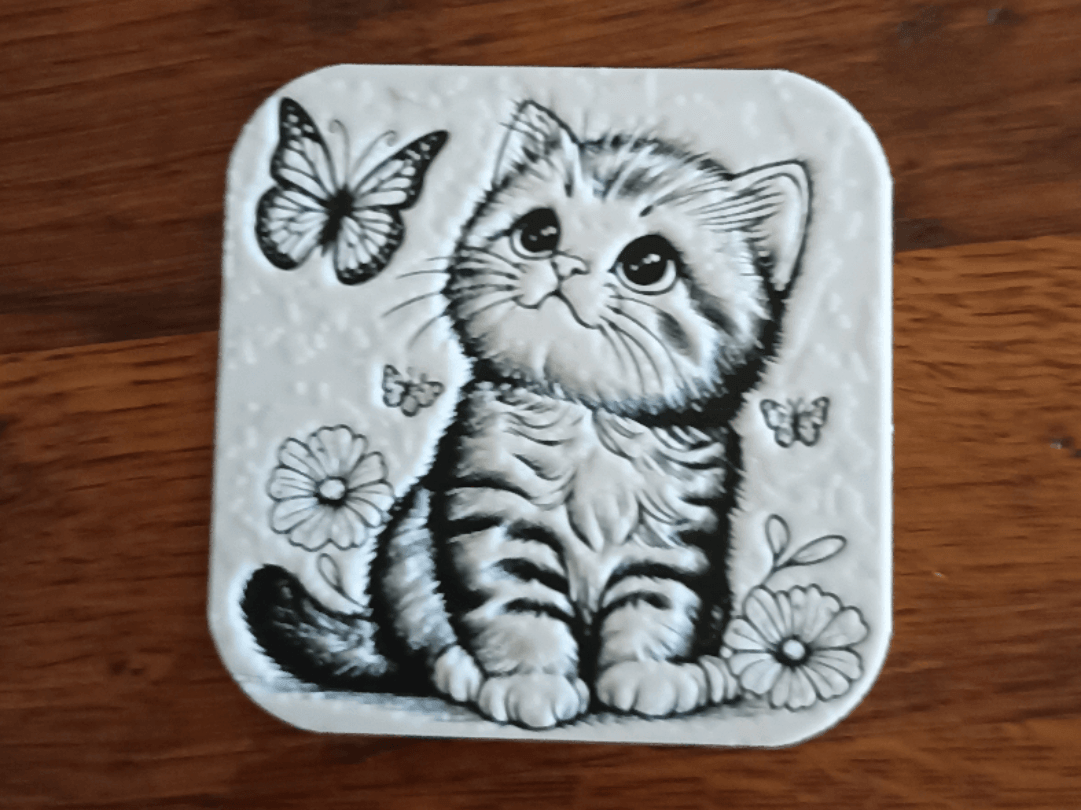 3D gedruckter Katzenuntersetzer mit detailliertem Katzenmotiv, Blumen und Schmetterlingen, gefertigt aus hochwertigem PLA.