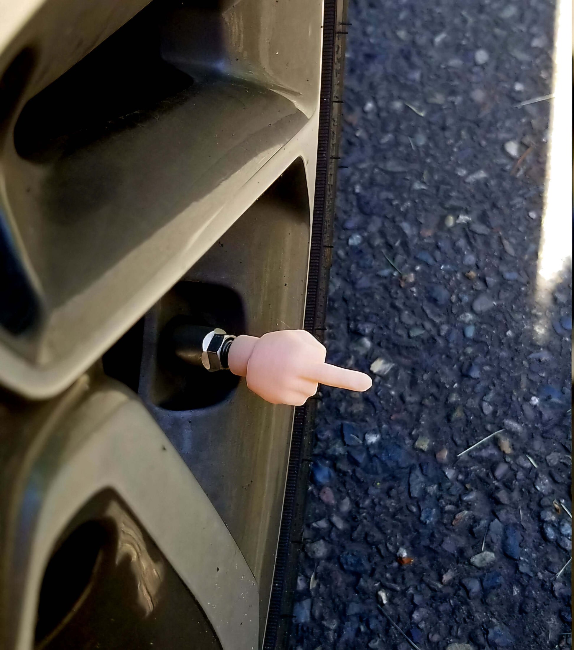 Mittelfinger-Ventilkappe als freches 3D-Gadget für Auto oder Fahrrad
